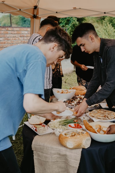 两个男人抓食物
